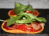 Recette Tarte fine à la tomate, copeaux de parmesan et roquette