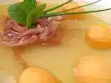 Recette Consommé de volaille glacé, aux perles de melon et jambon de parme