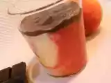 Recette Mousse de pêches, coulis de fraises et chocolat craquant