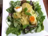 Recette Salade de pommes de terres nouvelles, compotée d'oignons, oeufs durs & mesclun