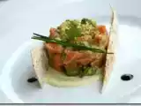 Recette Tartare de saumon et d'avocat, crème de yaourt au wasabi