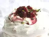 Recette Pavlova royale: rhubarbe-cerises, crème ivoire
