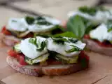 Recette Tartine de confit de tomates, courgettes et mozzarella au basilic