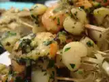 Recette Brochettes de gambas et noix de saint jacques sur lit d'herbes fraîches