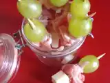 Recette Brochette bacon, fromage de brebis et raisin