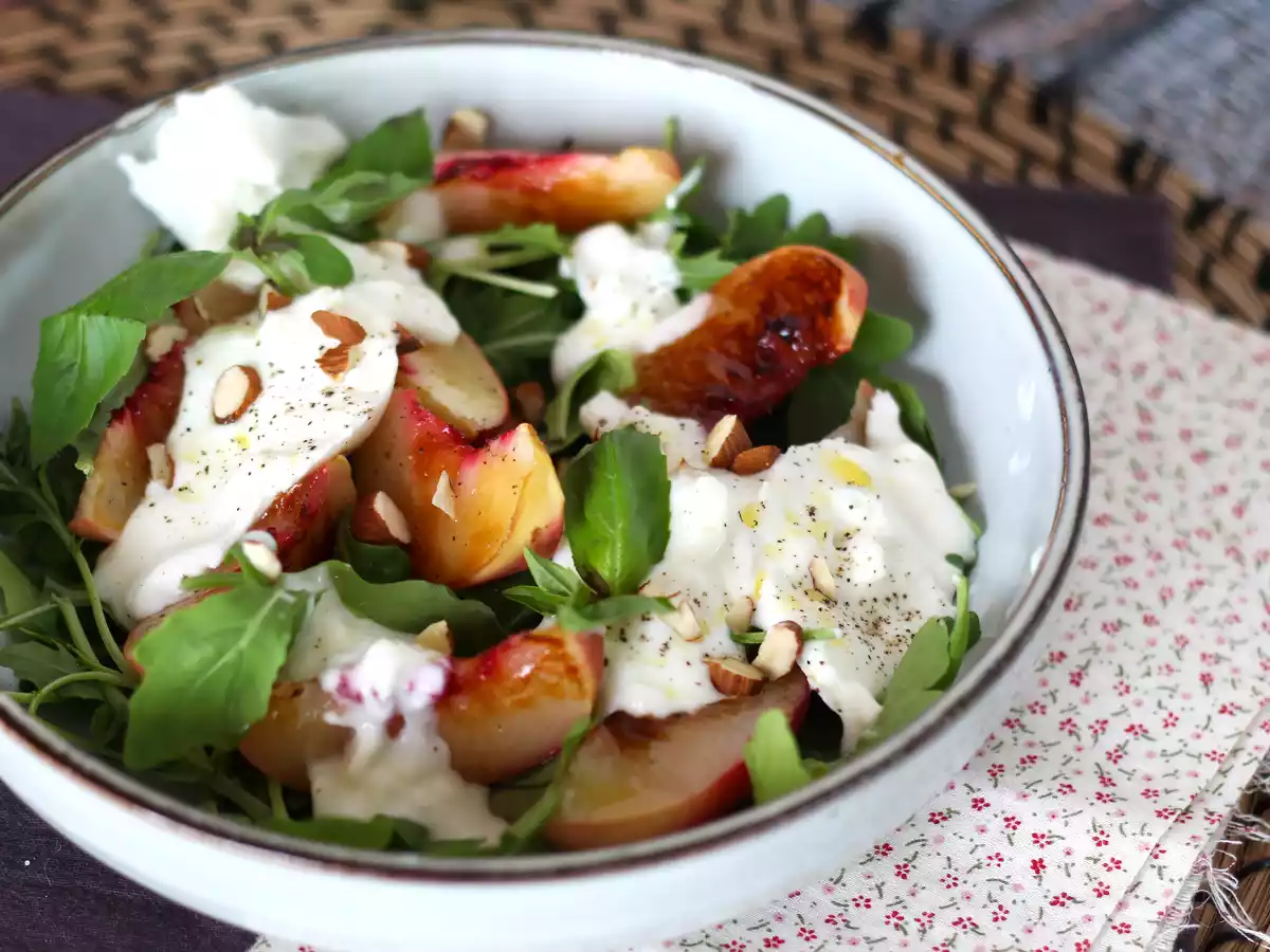 Recette Salade sucrée salée aux pêches rôties, roquette et burrata (les douces saveurs d'été)