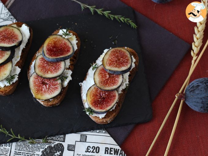 Tartines de figues, fromage de chèvre frais, miel et romarin