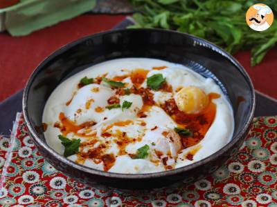 Recette Œufs à la turque sur une base de yaourt et son huile piquante - çilbir