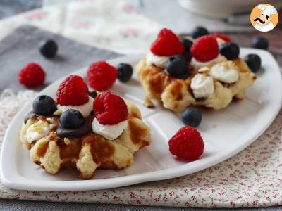 Recette Gaufres garnies aux fruits, chocolat et chantilly