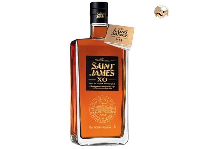 On goûte aux notes fruitées du rhum Saint James X.O