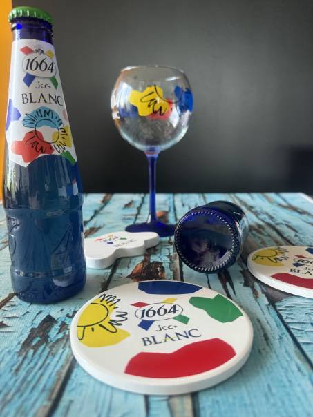 1664 BLANC s'associe à Jean-Charles de Castelbajac pour une bière ultra colorée!