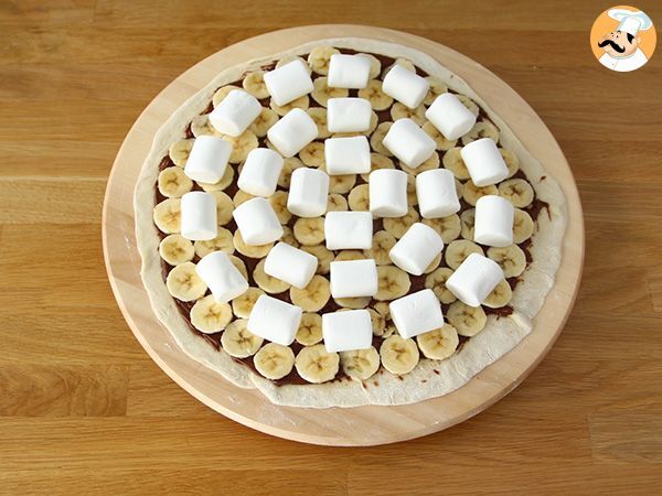 Pizza Sucrée à La Sauce Guimauve Et Bonbons Colorés, Pizza Au Chocolat Avec  Bonbons Colorés Et Pizza Au Chocolat à La Banane Sur Fond Blanc