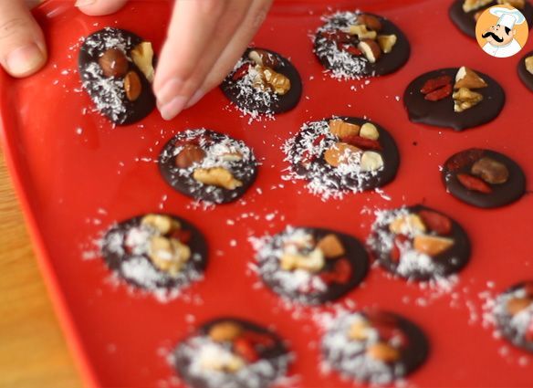 Mendiants aux oeufs en chocolat de Pâques et aux fruits secs