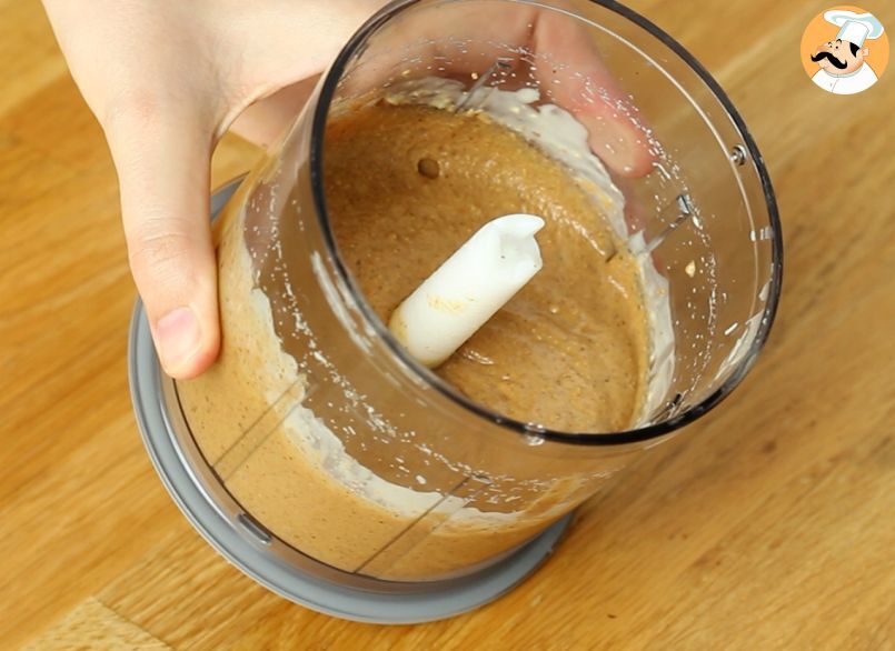 Pâte à tartiner façon kinder bueno: 200g de noisettes entiere 2 sachets de  sucre vanillé 100g de lait conc…