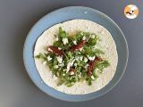 Etape 3 - Wrap végétarien au houmous, roquette, poivrons et feta