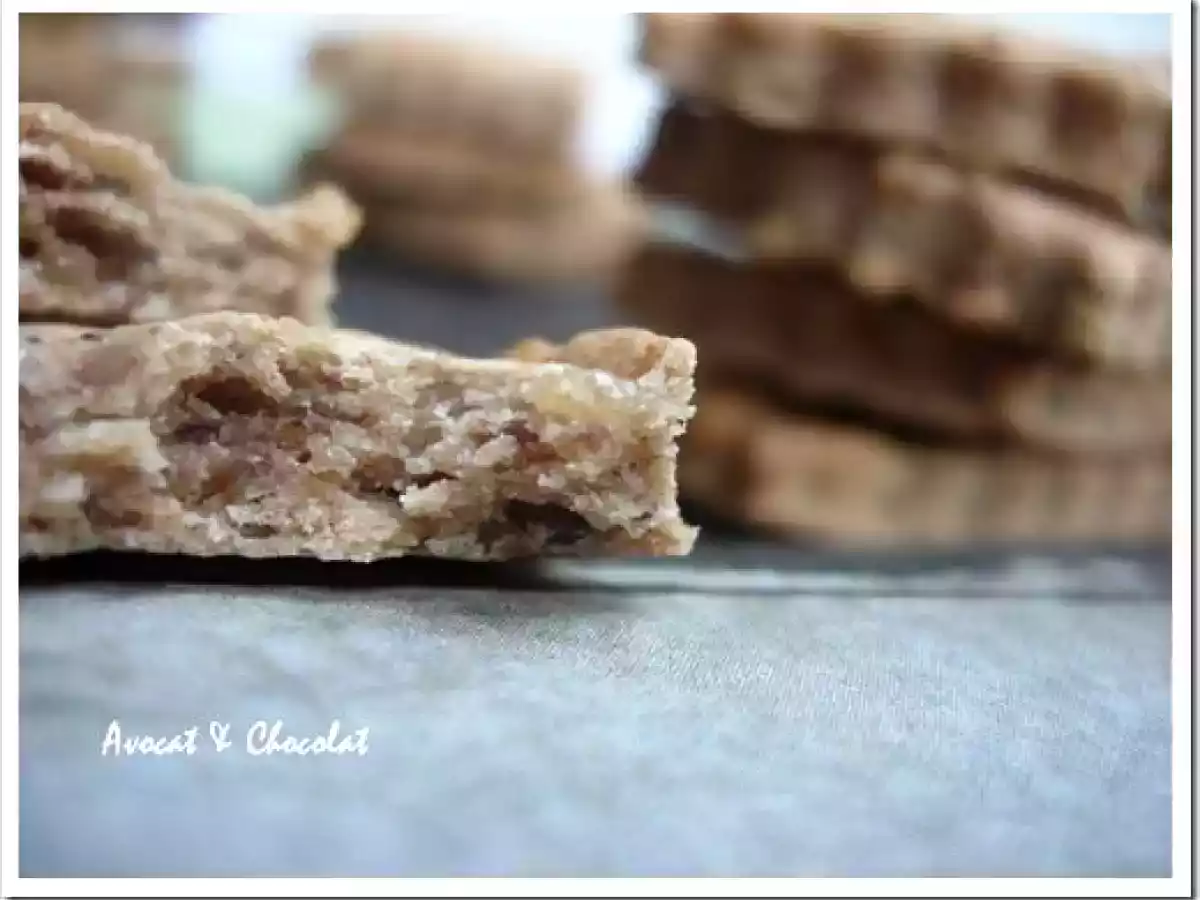 Biscuits à la farine complète et confiture de lait aux amandes et noisettes torréfiées - photo 2