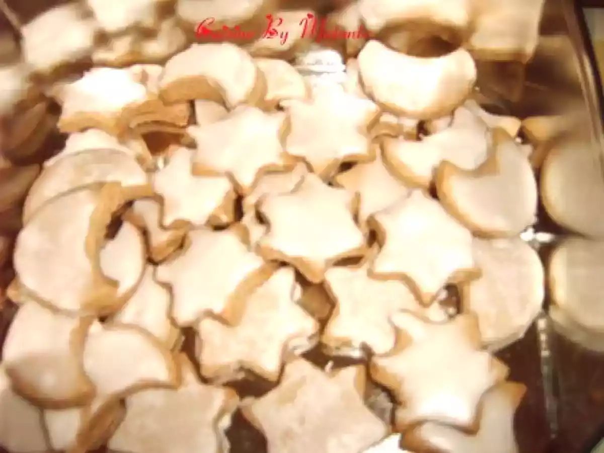 Biscuits de Noël goût pain d'épice avec glaçage à la fleur d'oranger