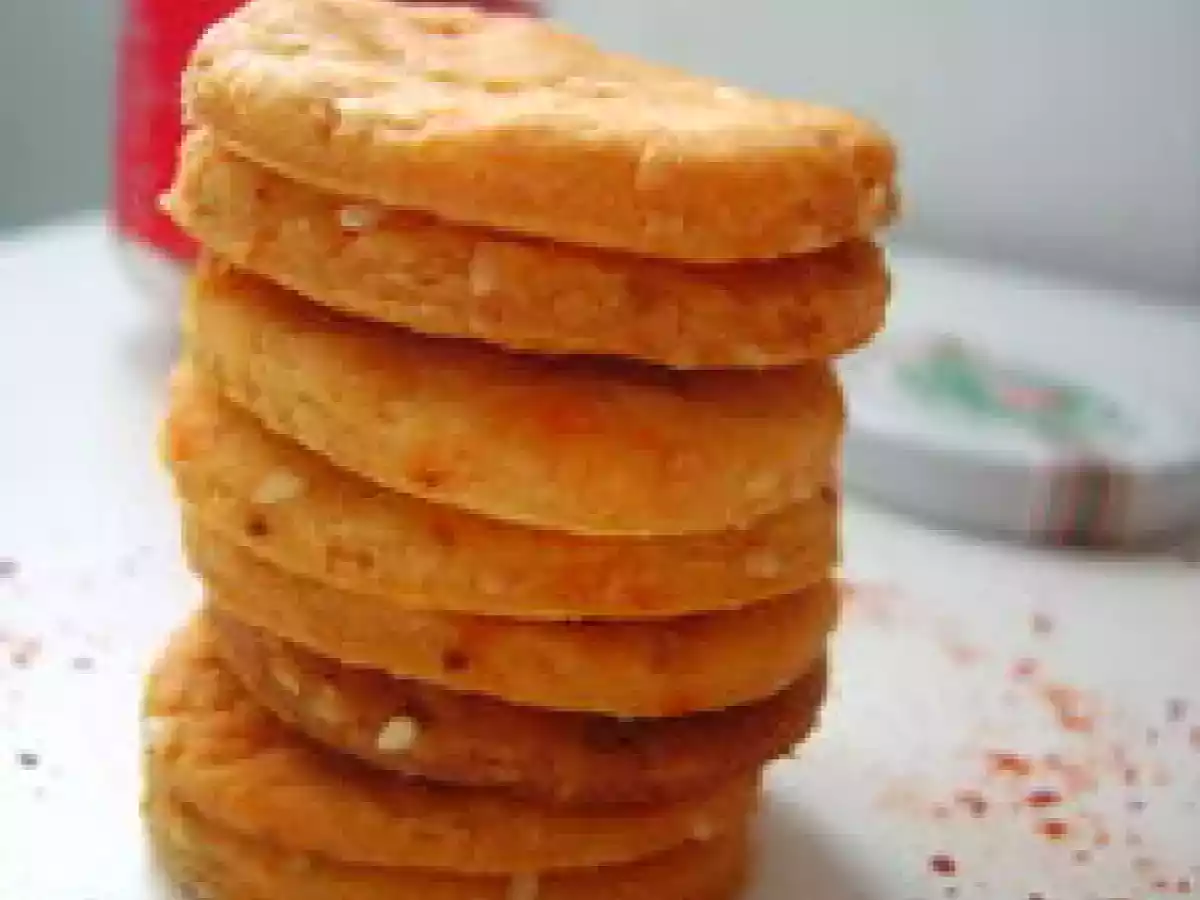 BISCUITS SABLÉS SALÉS À LA FARINE DE MAÏS, PARMESAN, PIMENT D'ESPELETTE ET SÉSAME