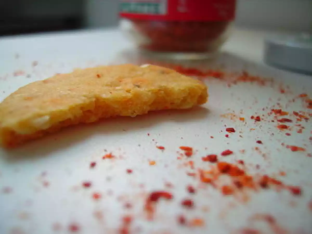 BISCUITS SABLÉS SALÉS À LA FARINE DE MAÏS, PARMESAN, PIMENT D'ESPELETTE ET SÉSAME - photo 3
