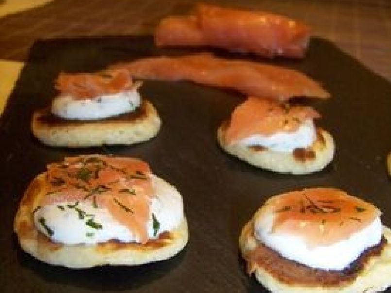 Blinis Au Saumon Fume Creme A L Aneth Recette Ptitchef