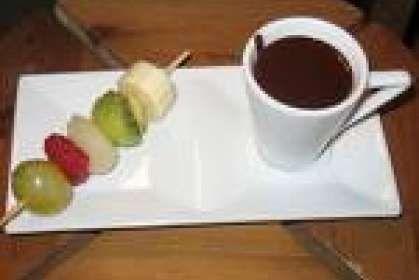 Brochette de fruits a la fondue de chocolat - Recette Ptitchef