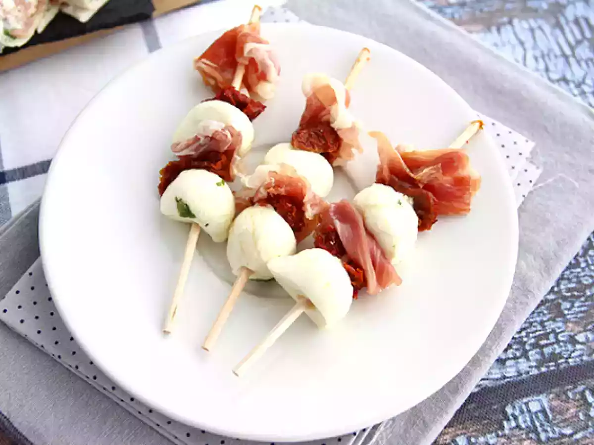 Brochettes apéritives mozzarella, jambon cru et tomates séchées