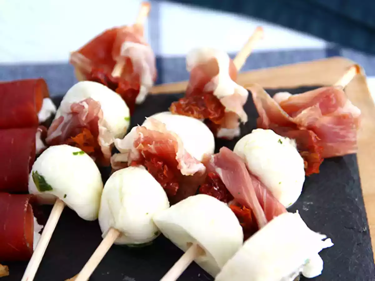 Brochettes apéritives mozzarella, jambon cru et tomates séchées - photo 2