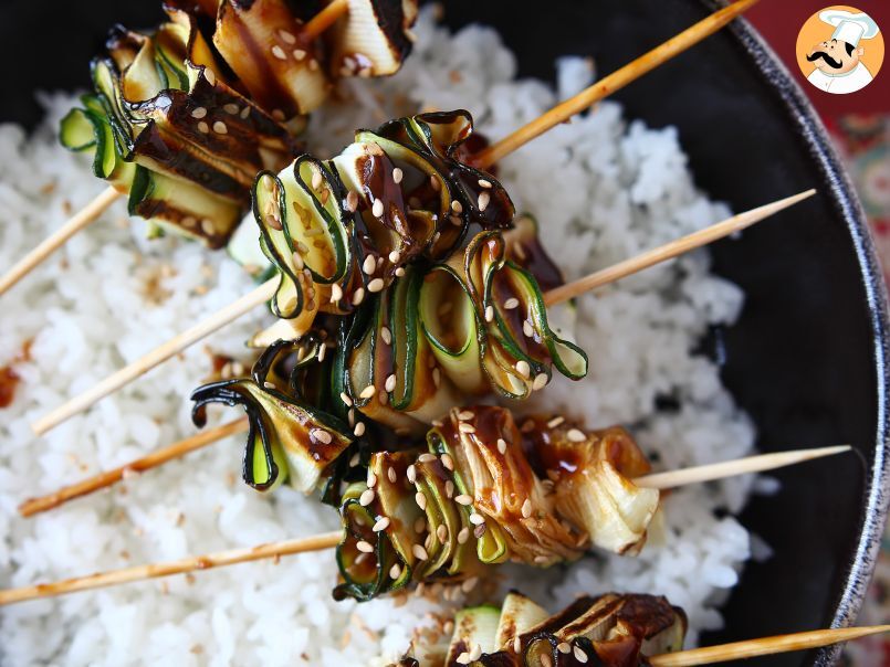 Brochettes de courgette avec une sauce asiatique délicieuse et relevée