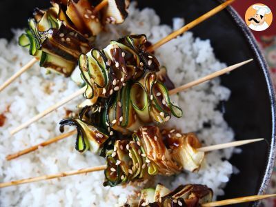 Brochettes de courgette avec une sauce asiatique délicieuse et relevée