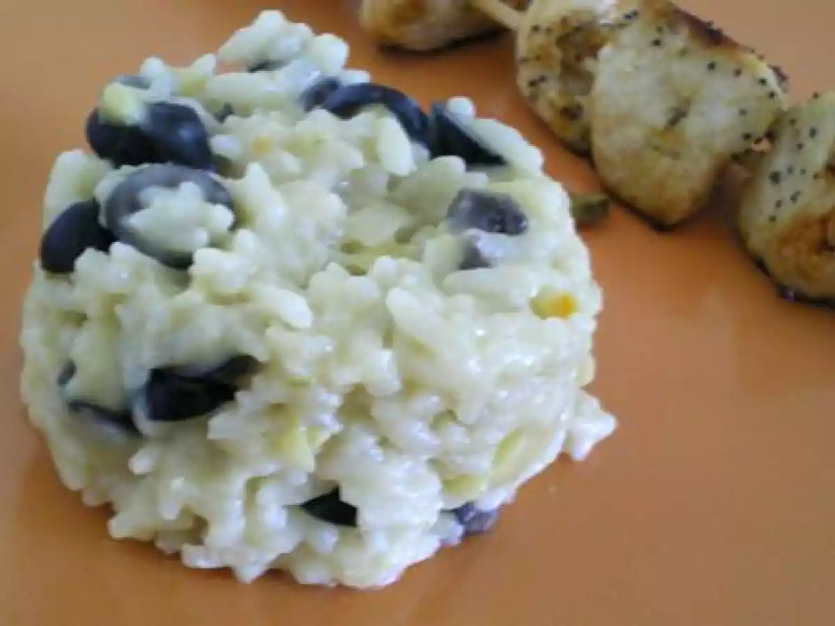Brochettes de poulet mariné et son risotto aux olives