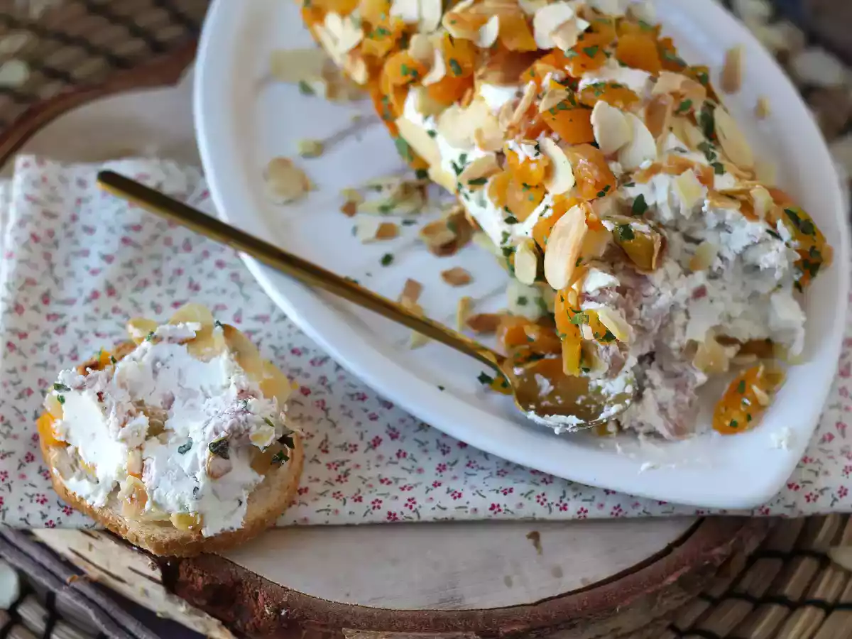 Bûche de fromage frais abricots, jambon sec et amandes - photo 2