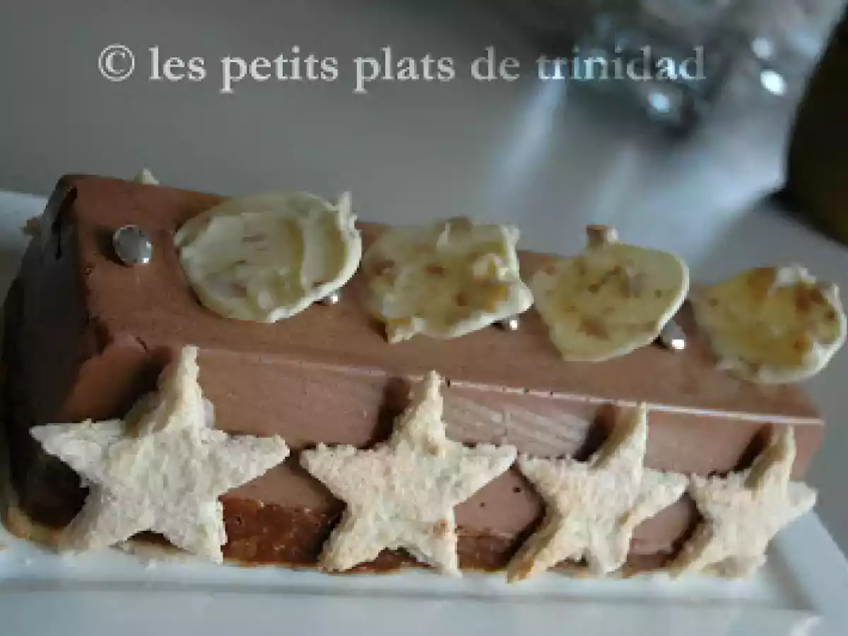 Bûche fondante au chocolat, feuilleté praliné, coeur de meringue, sur dacquoise amande