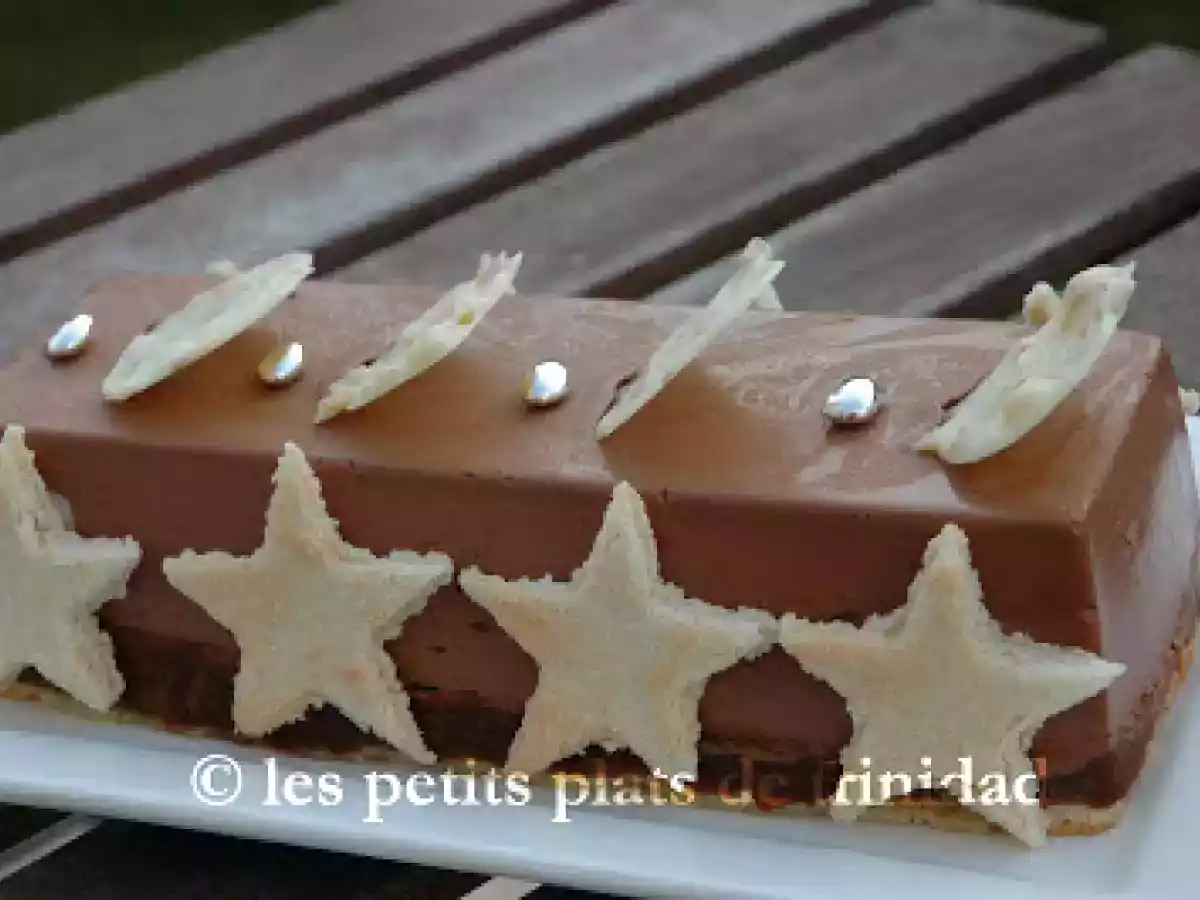 Bûche fondante au chocolat, feuilleté praliné, coeur de meringue, sur dacquoise amande - photo 2