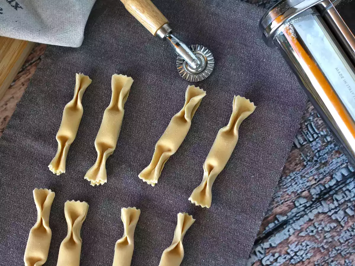 Caramelle, les ravioli en forme de bonbons, farce au potiron et à la ricotta - photo 5