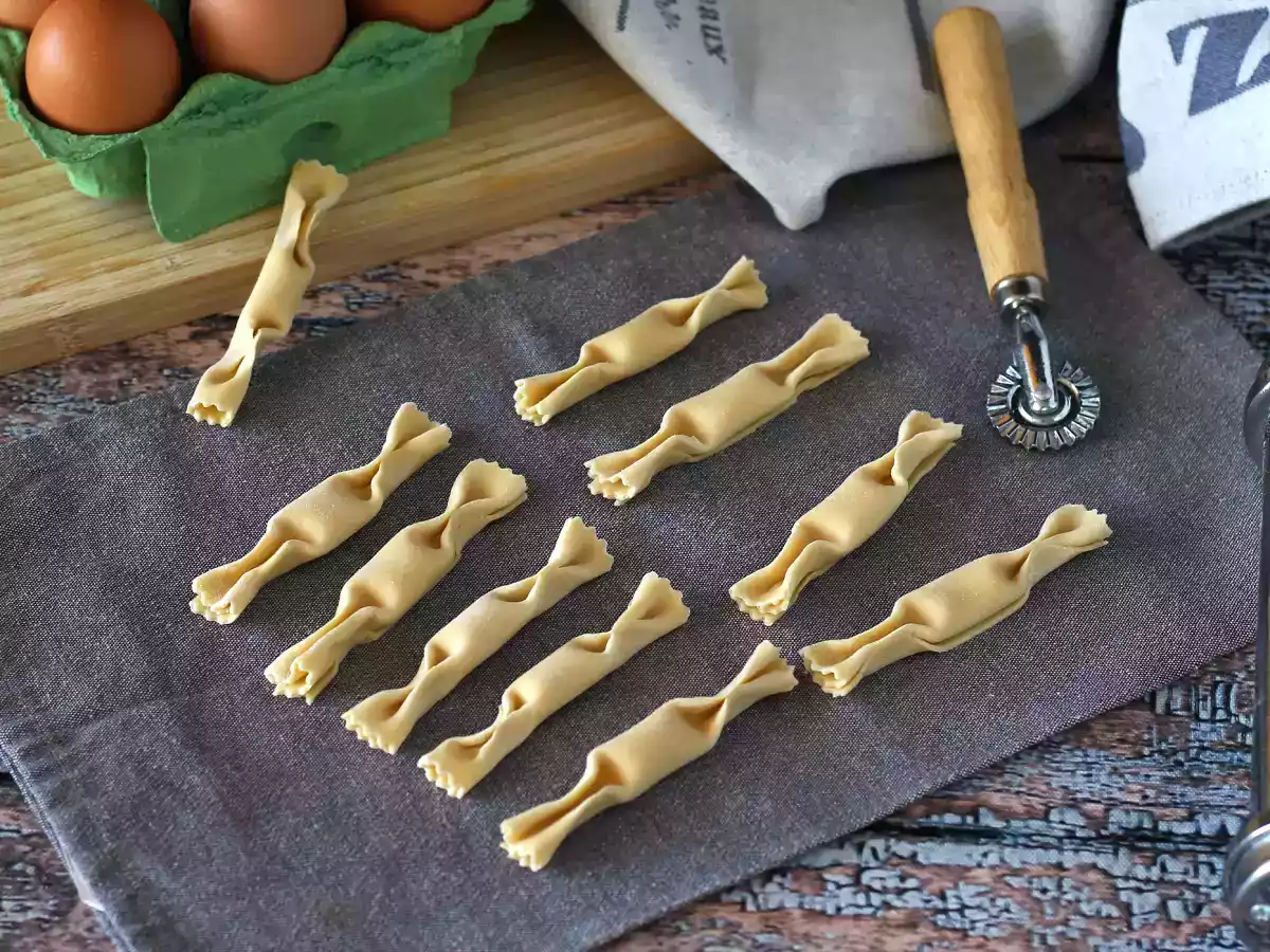 Caramelle, les ravioli en forme de bonbons, farce au potiron et à la ricotta