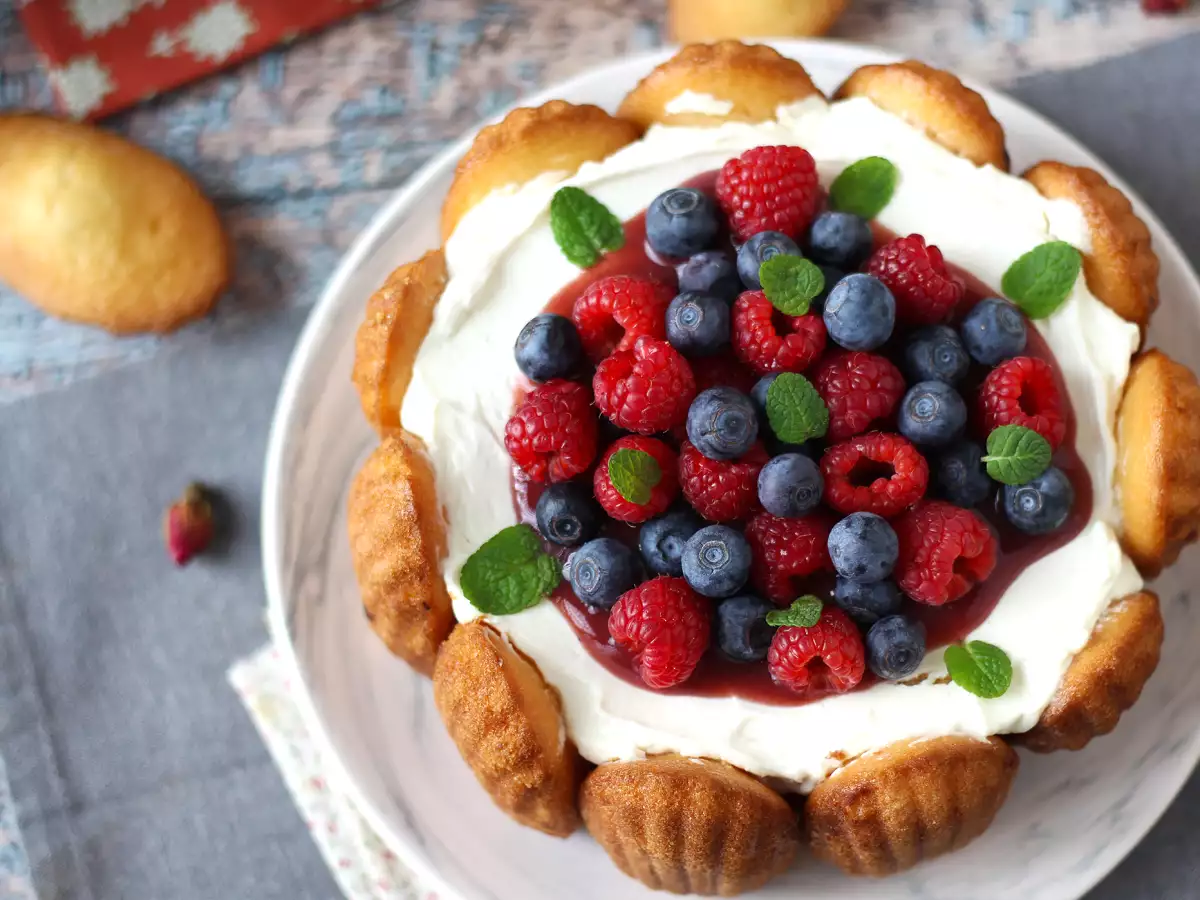 Charlotte aux fruits rouges avec des madeleines - photo 6