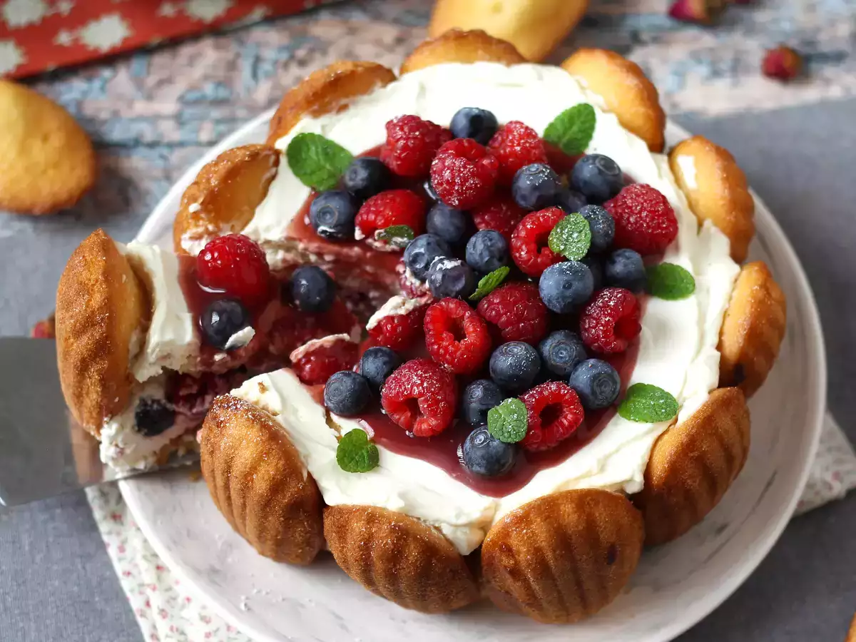 Charlotte aux fruits rouges avec des madeleines - photo 7