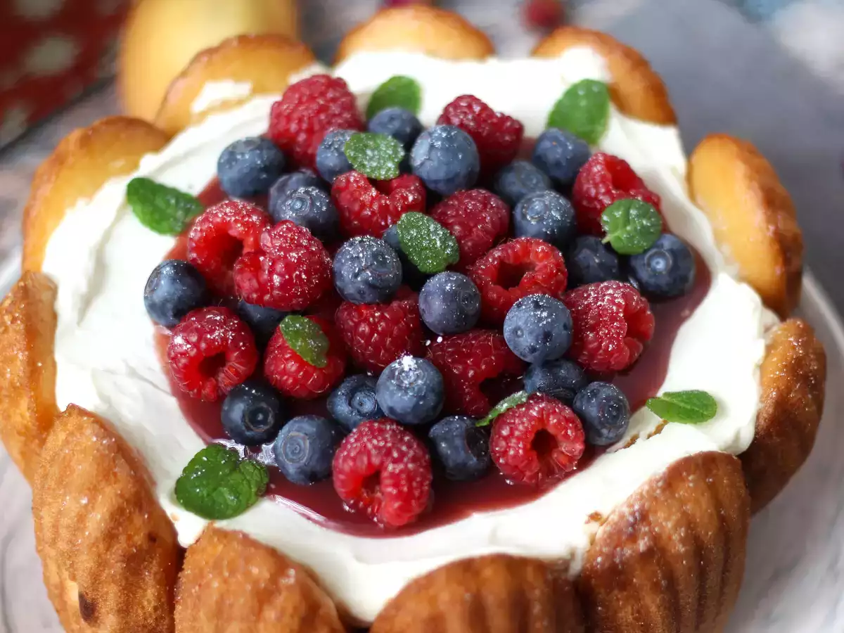 Charlotte aux fruits rouges avec des madeleines - photo 9