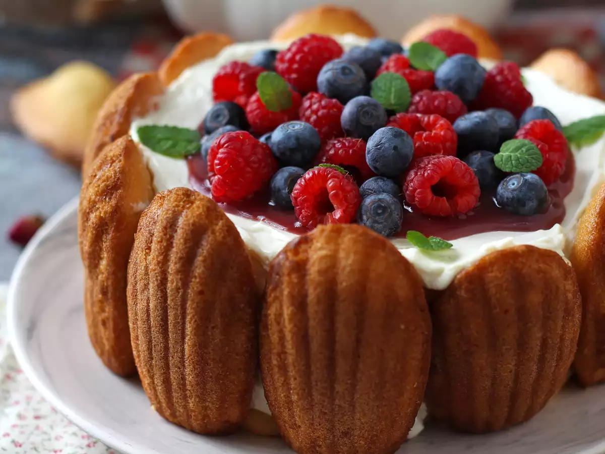 Charlotte aux fruits rouges avec des madeleines