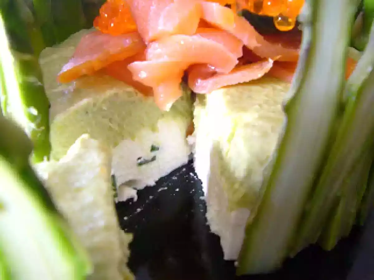 Charlotte d'asperges à la mousse de chèvre et au saumon fumé