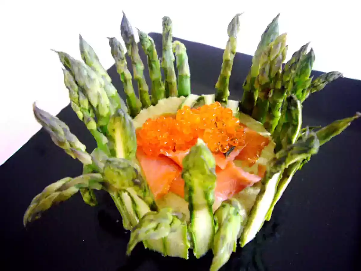 Charlotte d'asperges à la mousse de chèvre et au saumon fumé - photo 2