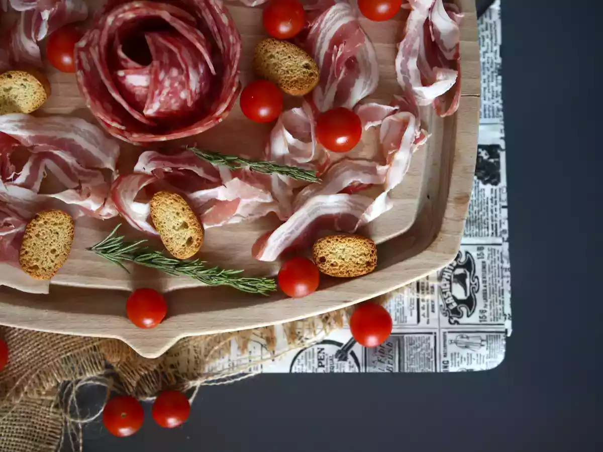 Comment faire un plateau de charcuterie? Pliage en forme de rose ! - photo 3