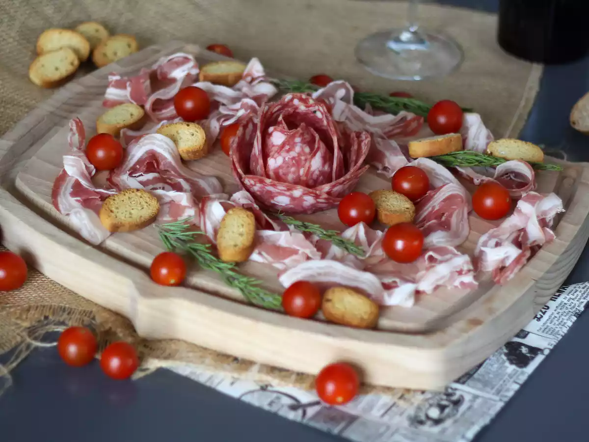 Comment faire un plateau de charcuterie? Pliage en forme de rose !