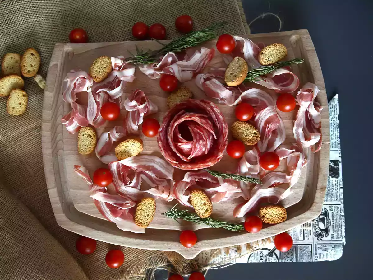 Comment faire un plateau de charcuterie? Pliage en forme de rose ! - photo 5