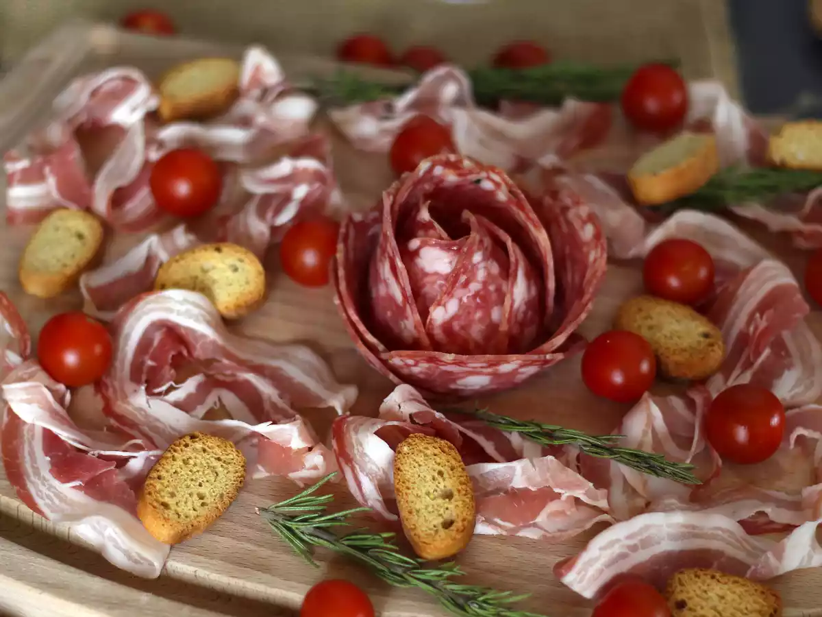 Comment faire un plateau de charcuterie? Pliage en forme de rose ! - photo 2
