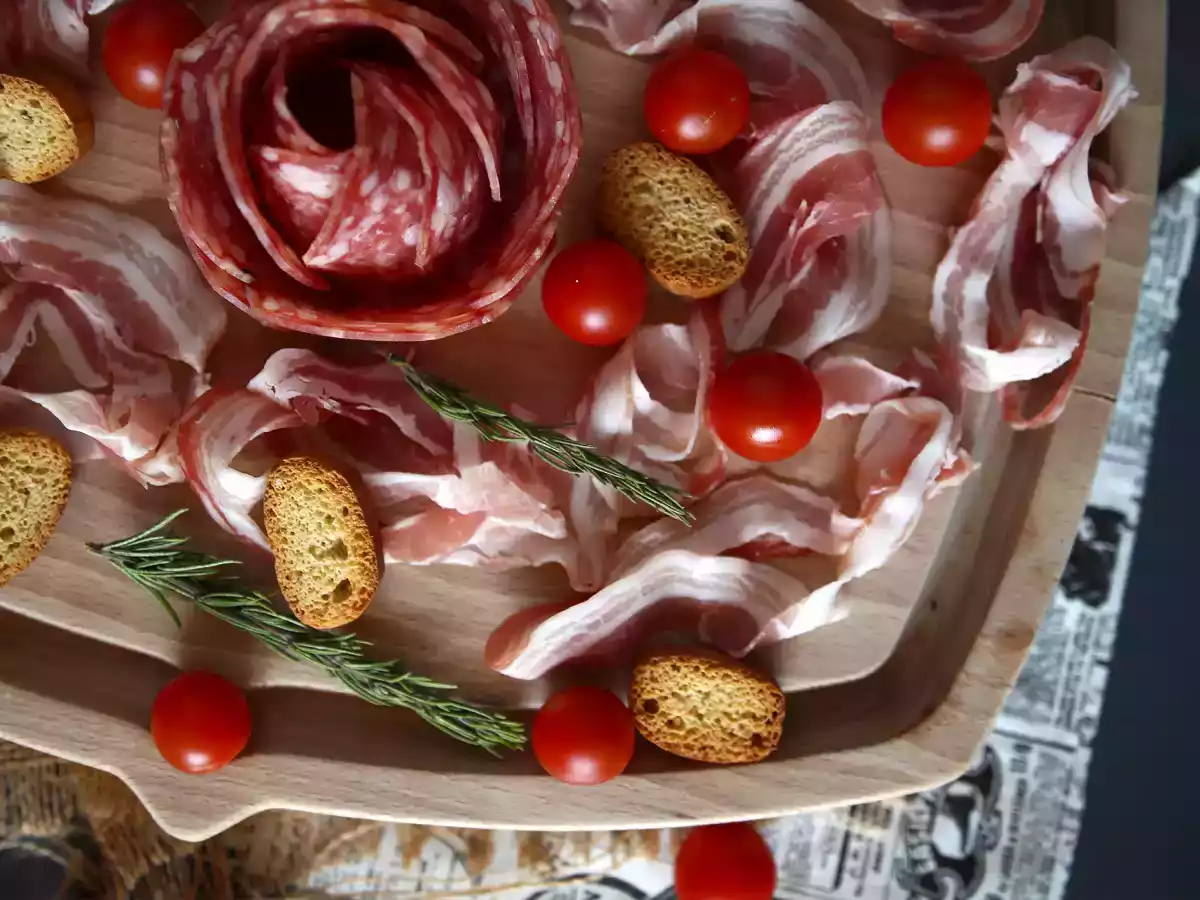 Comment faire un plateau de charcuterie? Pliage en forme de rose ! - photo 6
