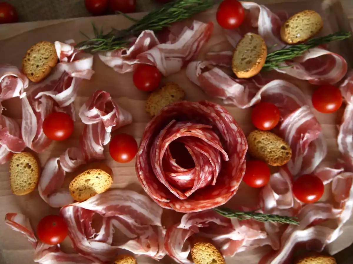Comment faire un plateau de charcuterie? Pliage en forme de rose ! - photo 4