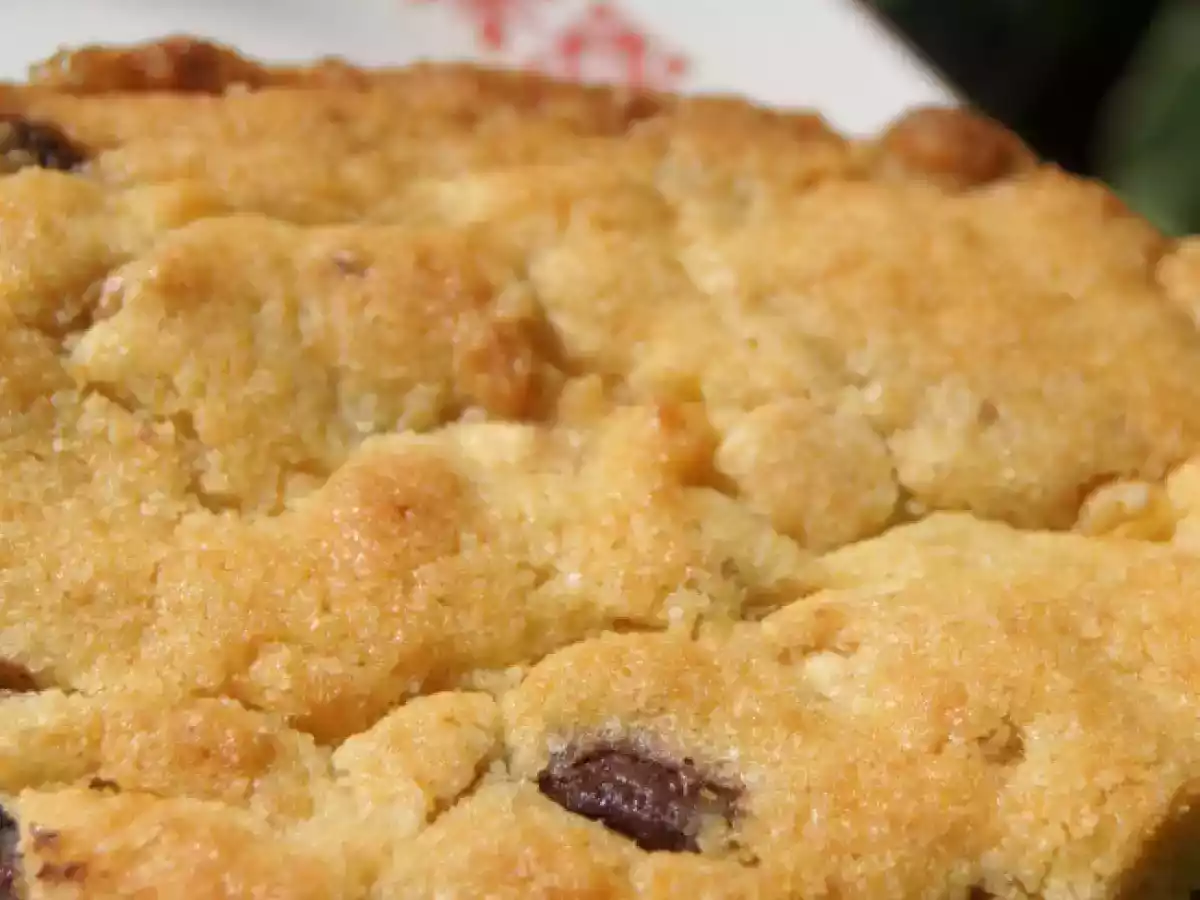 Cookie géant aux noix, pépites de chocolats blancs et noirs façon broyé