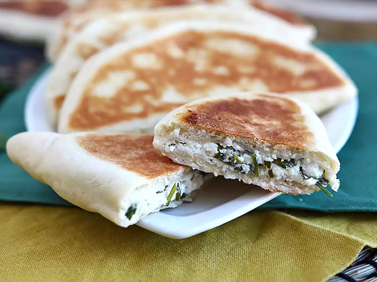 Crêpes turques farcies à la fêta, citron et persil - Gözleme
