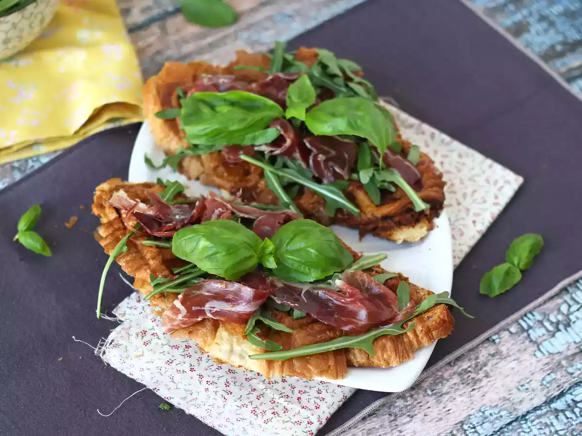 Croffle, le croissant gaufre garni de confiture de figues, fromage de chèvre et jambon! - photo 4